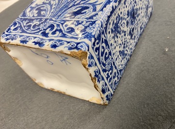 Une bo&icirc;te &agrave; th&eacute; de forme rectangulaire en fa&iuml;ence de Delft en bleu et blanc, fin du 17&egrave;me